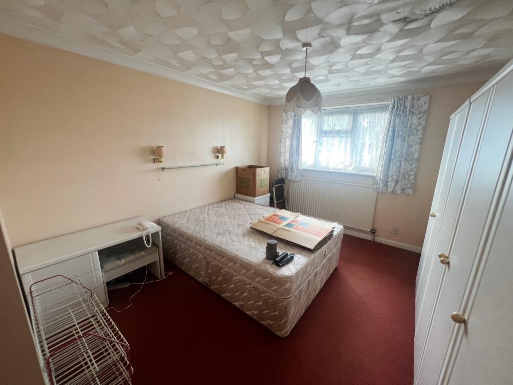 Lot: 68 - THREE-BEDROOM HOUSE FOR IMPROVEMENT - Main bedroom